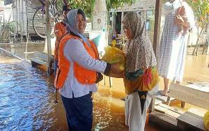 Ikatan Keluarga Pangkoh Salurkan 100 Paket Sembako untuk Warga Terdampak Banjir di Katingan