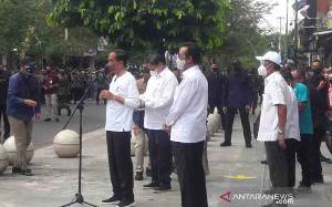 Presiden Jokowi Resmikan Program Bantuan Tunai untuk Pedagang Kaki Lima