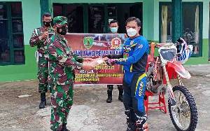 Atlet Motocross Barito Timur Terima Uang Pembinaan dari Dandim 1012 Buntok