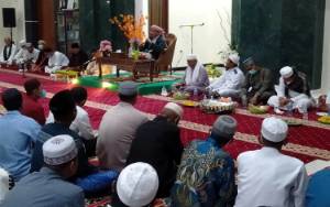 Jemaah Terhipnotis Ceramah Agama Ustad KH Ibrahim Syahid di Kasongan