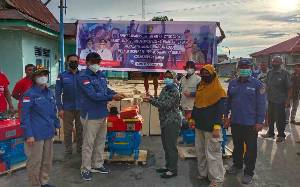 Dislutkan Kalteng Serahkan Bantuan 75 Unit Mesin Kelotok Untuk Nelayan di Kobar