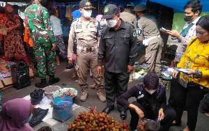 Petugas Gabungan Lakukan Pendisiplinan Prokes di Kawasan Pasar Mambulau