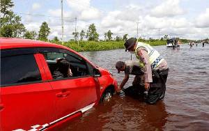 Jalan Trans Kalimantan Terendam Banjir Warga Diminta Waspada