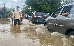 Dinas PUPR Kalteng dan Balai Nasional Tangani Jalan Terendam Banjir