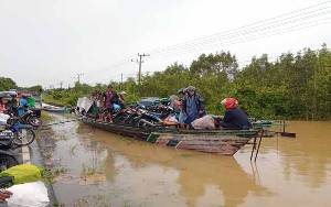 Perahu Kelotok Dipilih Warga untuk Melintasi Banjir