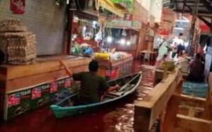 Banjir Makin Tinggi, Belanja di Pasar Kahayan Bisa Pakai Perahu