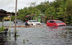 Jalan Tumbang Nusa Masih Terendam Banjir