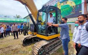 Janji Excavator Bupati Kotim Terus Diwujudkan, Kali ini Diserahkan ke Kecamatan Teluk Sampit