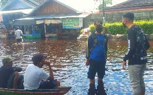 Bocah Mendawai Dievakuasi Karena Tertusuk Kayu Saat Berenang di Lokasi Banjir