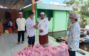 BKKBN Kalteng Bagikan 200 Paket Makanan untuk Korban Banjir