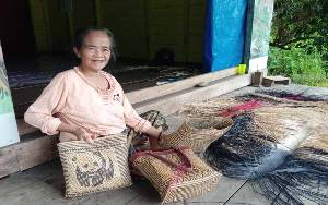 Nenek Pengrajin Anyaman Tikar di Desa Jabiren Berharap kembali Normal