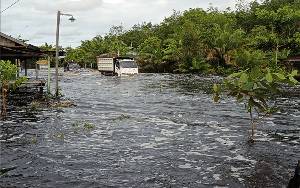 Banjir Jalan Tumbang Nusa: Kendaraan Roda 4 Putar Balik, Sepeda Motor Bisa Lewat tapi Naik Feri
