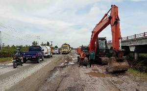 Jalan Trans Kalimantan Rusak Akibat Banjir Mulai Diperbaiki