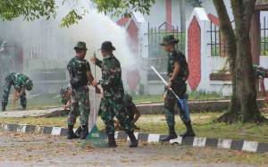 TNI Bahu-membahu Bersihkan Taman Makam Pahlawan Sanaman Lampang