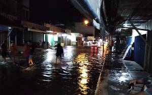 Akibat Hujan Disertai Angin Kencang, Air Sungai Kumai di Kelurahan Kumai Hilir Meluap