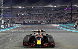 Verstappen Kalahkan Hamilton untuk Pole Position GP Abu Dhabi
