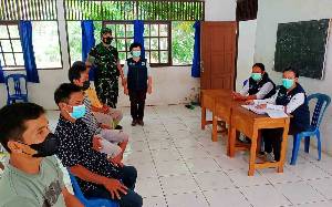 Penghubung Kodim 1012 Buntok Gelar Serbuan Vaksin di Dusun Marangga