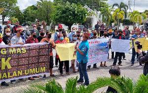 TNI Turut Lakukan Pengamanan Unjuk Rasa Aliansi Masyarakat Gunung Mas
