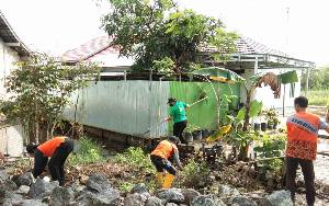 Petugas Kembali Lakukan Pembersihan Lingkungan di Kuala Kapuas