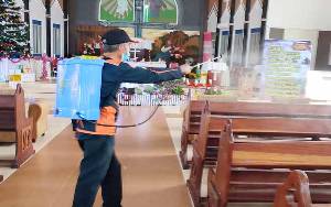 Jelang Hari Natal, BPBD Damkar Semprot Disinfektan Gereja di Seputaran Tamiang Layang
