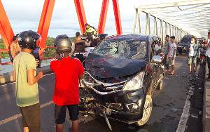 Brak! Avanza dan Sepeda Motor Bertabrakan di Atas Jembatan Pulau Petak