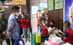 Bupati Barito Utara Tinjau Pelaksanaan Vaksinasi Massal di Kecamatan Lahei