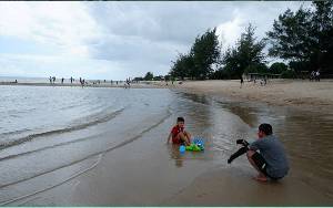 Pantai Ujung Pandaran Mulai Diserbu Wisatawan