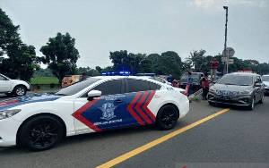Petugas Terapkan "Contraflow" Tol Jakarta-Cikampek Urai Kepadatan