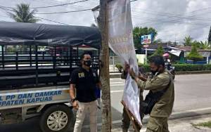 Jaga Keindahan Kota, Personel Satpol PP Kapuas Tertibkan Spanduk di Pinggir Jalan