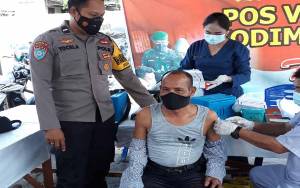 Pelaksanaan Vaksinasi Covid-19 di Hampalit Dikawal Anggota Polsek Katingan Hilir