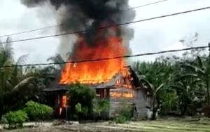 Diduga Korsleting Saat Mengisi Daya Powerbank, Sebuah Rumah Berkonstruksi Kayu Terbakar