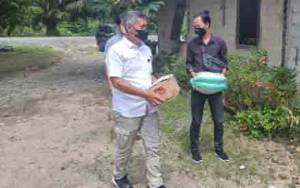 Satnarkoba Polres Pulang Pisau Bakti Sosial Bagi Sembako di Desa Mantaren II