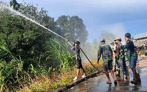 Relawan Gabungan Barito Timur Latihan Penanganan Kebakaran di Desa Tuyau
