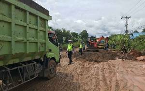 PJR Ditlantas Polda Kalteng Terjun Langsung Urai Kemacetan di Jalur Kapuas - Palingkau