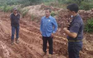Legislator Turun Langsung Cek Kerusakan Jalan Kabupaten di Tumbang Koling