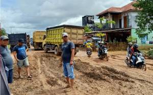 Anggota DPRD Kapuas Bersama Warga Gotong Royong Tangani Jalan Rusak