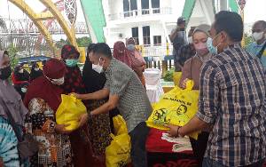 TNI Dampingi Penyaluran 150 Paket Sembako Kelurahan Langkai untuk Lansia