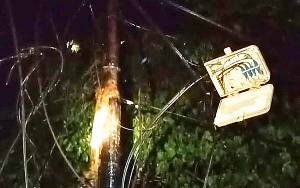 Hujan dan Angin Kencang Sebabkan Kabel Telepon Jatuh ke Jalan Raya di Desa Matabu