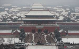 Ribuan Warga Beijing Berbondong Daki Puncak Jingshan