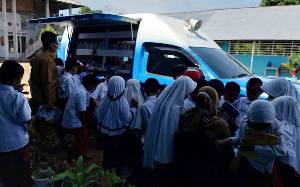 Murid SD An Najiyah Kuala Pembuang Dapat Kunjungan Mobil Perpustakaan Keliling