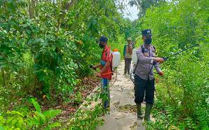 Polisi Bersama Warga Bersihkan Jalan Lingkungan di Anjir Kalampan