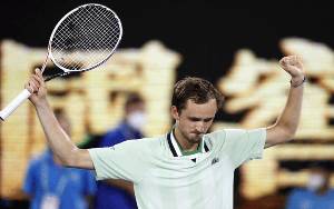 Medvedev Habiskan Hampir Lima Jam Lalui Perempat Final Australian Open