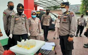 Anggota Polri dan ASN RS Bhayangkara Palangka Raya Dites Urine