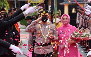 Tongkat Komando Polres Kobar Resmi Berpindah, Tradisi Pedang Pora Sambut Kedatangan AKBP Bayu Wicaksono