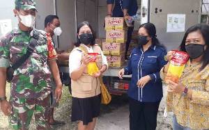 TNI dan Polri Amankan Operasi Pasar Minyak Goreng di Kelurahan Langkai