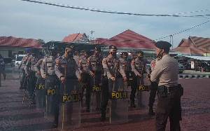 Personel Polres Seruyan Latihan Tingkatkan Kemampuan Pengendalian Massa
