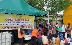 PT CBU Jual Minyak Goreng Murah di Kelurahan Bukit Tunggal untuk Bantu Masyarakat