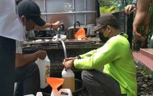 VIDEO: 3.000 Liter Minyak Goreng PT CBU Tersalurkan Kepada Warga Kelurahan Palangka