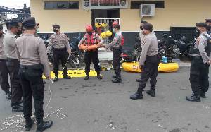 Polres Kapuas Tingkatkan Kemampuan Personel Bantu Masyarakat saat Bencana
