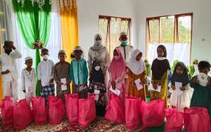 DPD LASQI Katingan Berikan Paket Sembako untuk Anak Yatim Piatu dan Lansia
